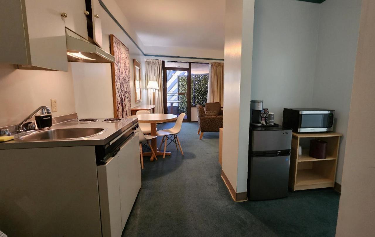 The Cedars Inn Hotel & Convention Centre Ґібсонс Екстер'єр фото