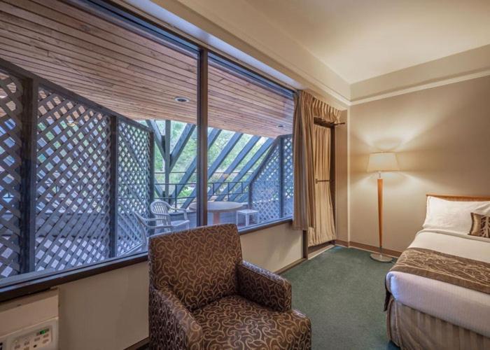 The Cedars Inn Hotel & Convention Centre Ґібсонс Екстер'єр фото